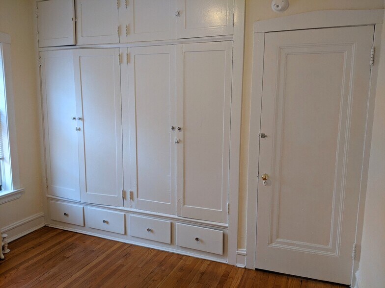 Building Photo - 731 Hinman Ave