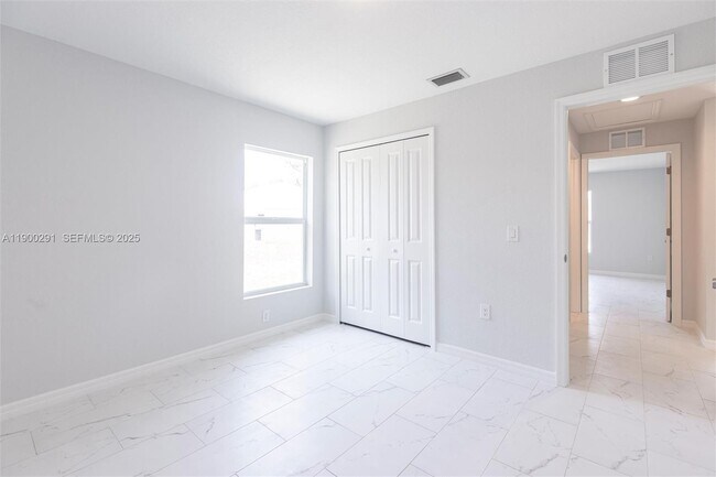 Building Photo - 2004 Rosa Ct