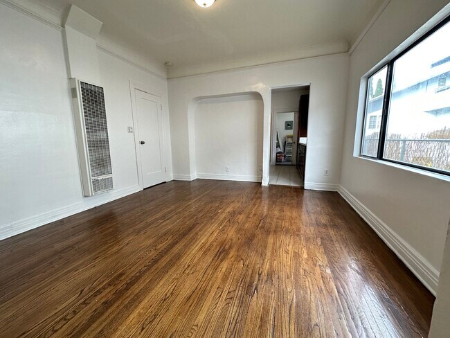 Building Photo - 1053 Dundas St