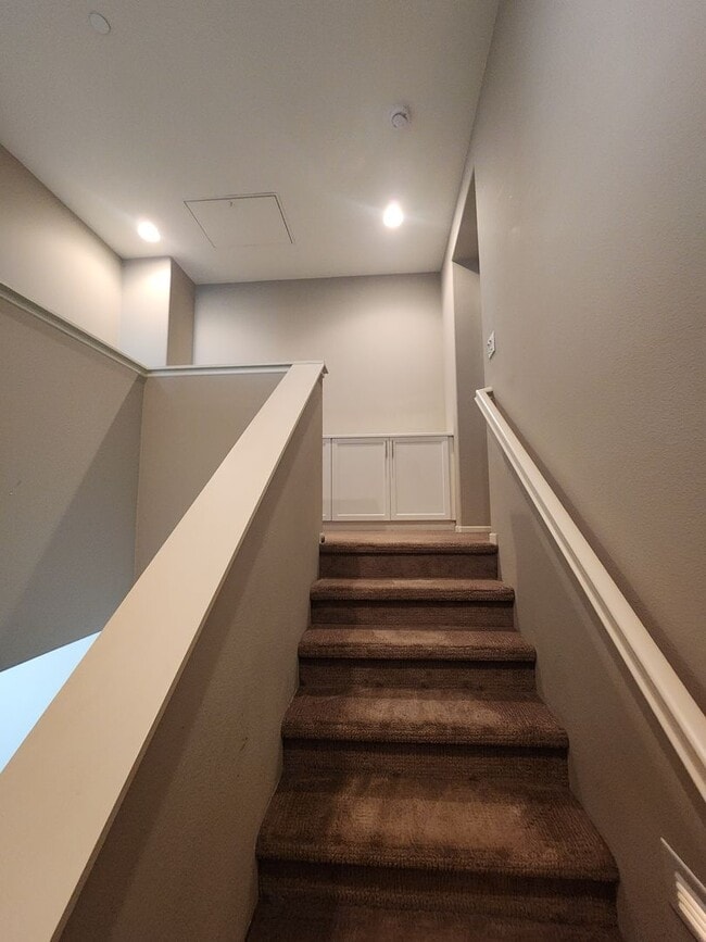 Building Photo - Gorgeous two bedroom home with 2.5 bathroo...