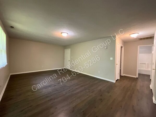 Building Photo - 304 Palm St