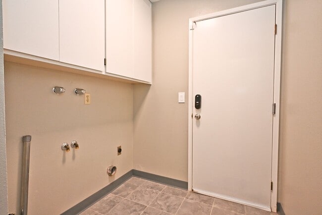 Building Photo - $3,950 -- STUNNING 4B/2BTH HOME IN BRIAR H...