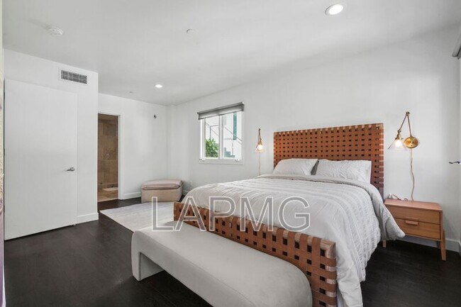 Building Photo - 9842 Portola Dr