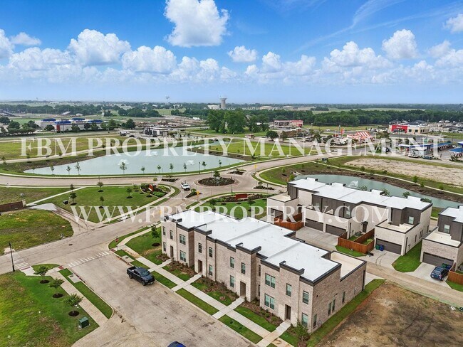 Building Photo - 2112 Layla Dr