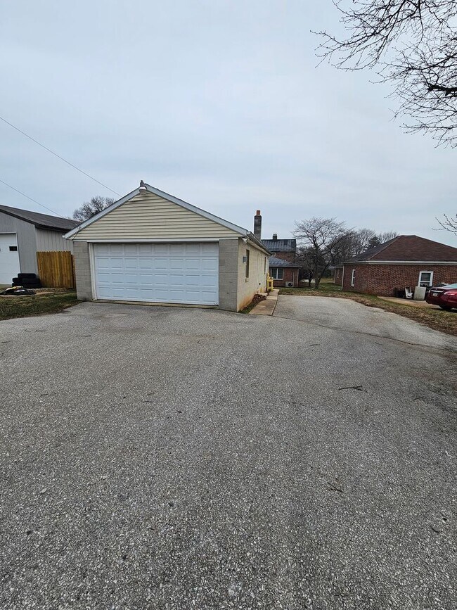 Building Photo - 102 N Forrest St