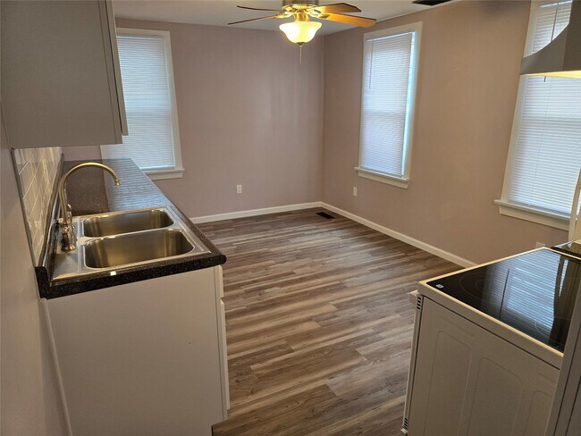 Building Photo - 112 E Plum St