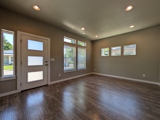 Building Photo - 2bdrm/1bthrm home with beautiful finishes!