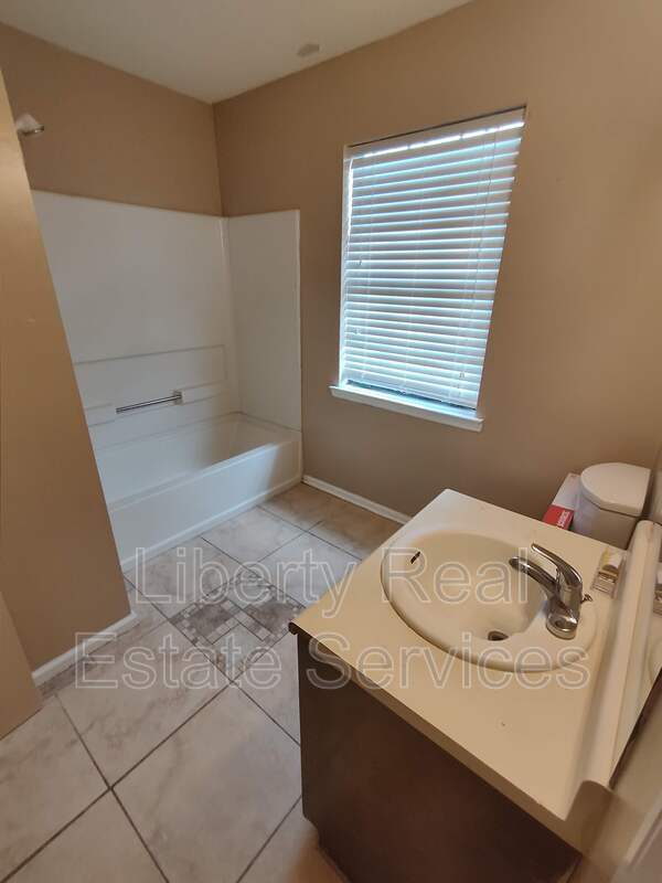 Building Photo - 709 Edgewood Ct