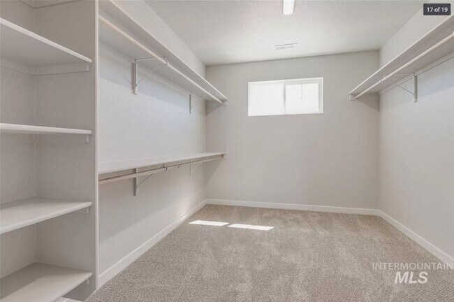 Building Photo - Spacious Home with Den!