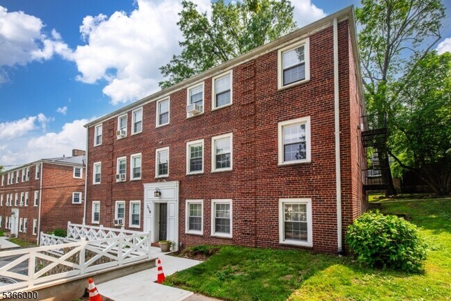 Building Photo - 378 Claremont Ave