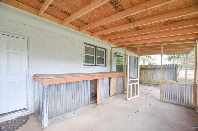 Building Photo - 11021 Strong Dr SE