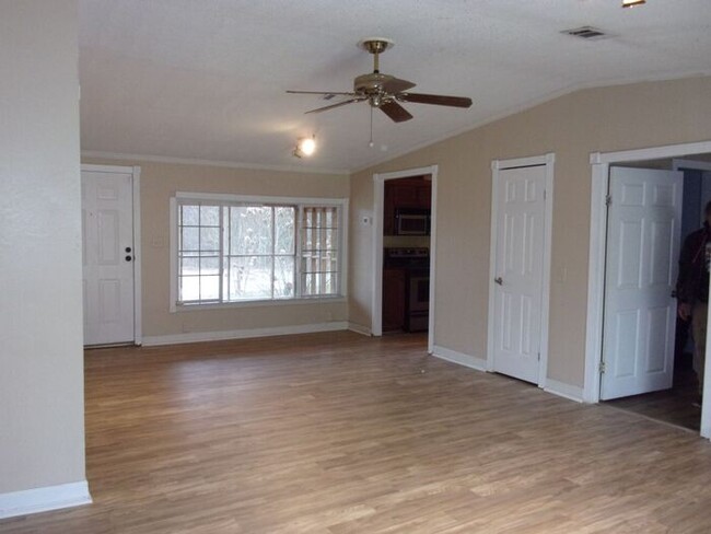 Building Photo - Spacious 3 Bedroom 2 1/2 Bath Home in Lanc...