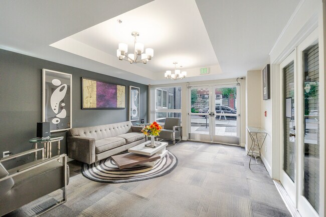 Building Photo - 526 Yale Ave N