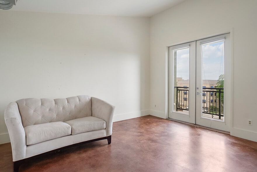 living - 911 Keith Ln