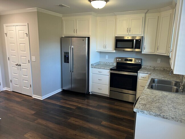 Building Photo - 4BR/2BA in Valdosta Available Mid-April