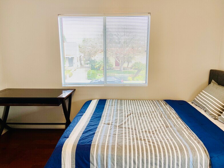 Furnished bedroom - 4060 Garden Ave