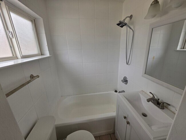 Building Photo - Studio Apartment Close to South Broadway!