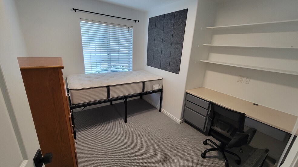 Building Photo - 591 N University Ave