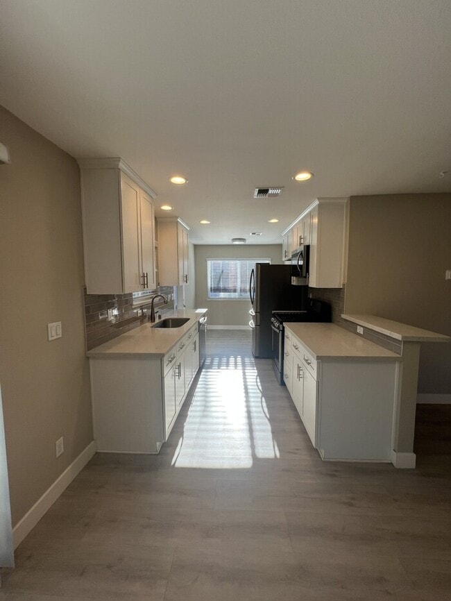 Building Photo - 5535 Skyridge Dr