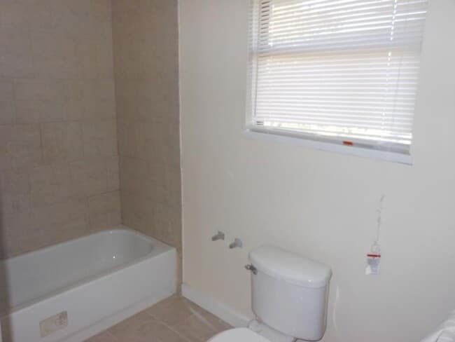 Building Photo - Affordable 2 Bed/ 1 Bath Townhome Style Unit Available Now! Move in Ready!