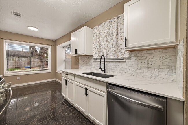 Building Photo - 614 Northaire Dr