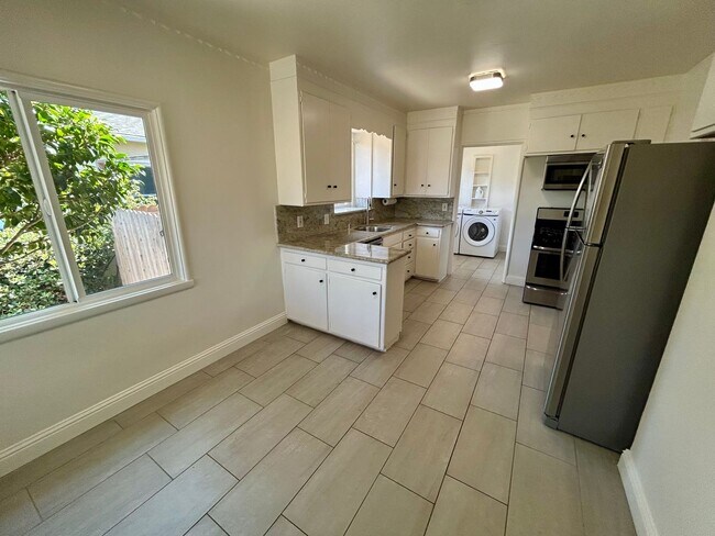 Building Photo - Gorgeous San Leandro Bungalow!
