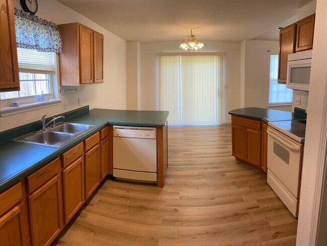 Building Photo - 3 bedroom/2 bathroom single family home!  ...