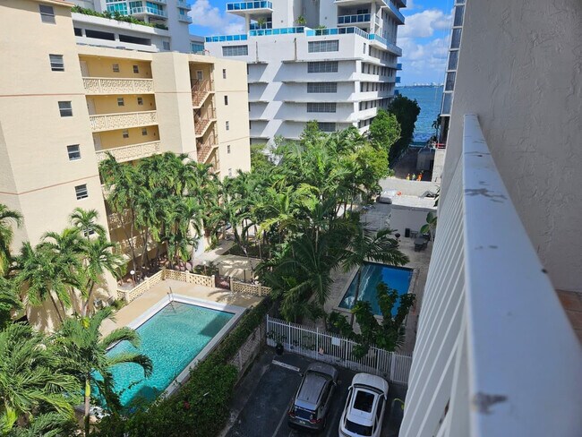 Building Photo - 677 NE 24th St