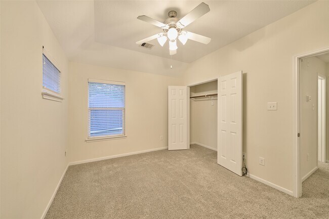 Building Photo - 12515 Lakeshore Dr