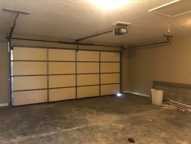 Building Photo - 16 Mustang Dr
