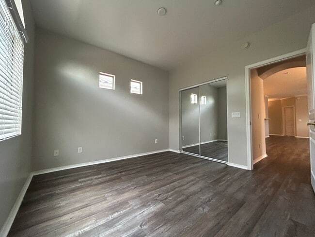 Building Photo - 955 E Knox Rd