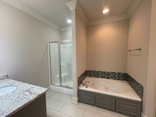 Building Photo - 3 Bedroom House in The desirable University Villas