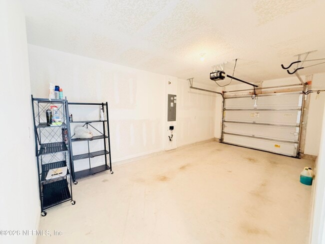 Building Photo - 5885 Creekside Crossing Dr