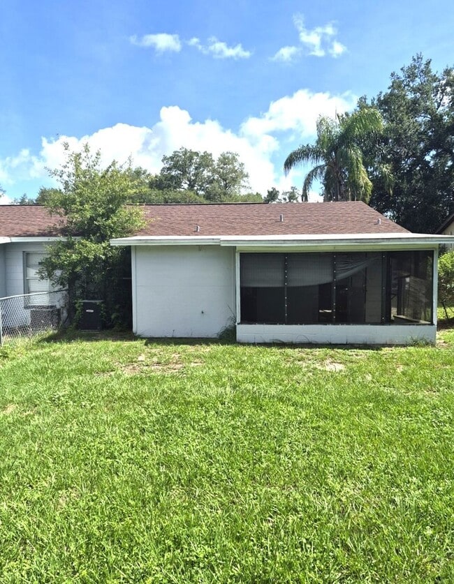 Building Photo - 2 bedroom 1 bath - Move in special