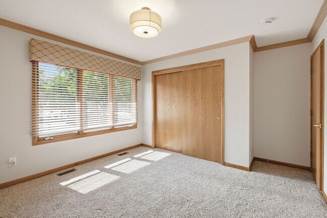 Building Photo - 4 Bedroom 3 Bathroom Duplex in Emerald Glen