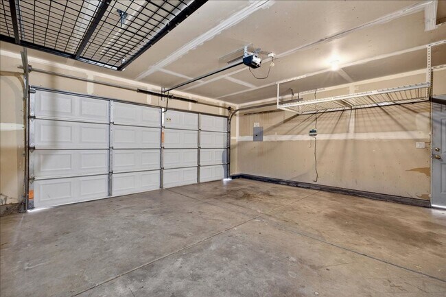 Building Photo - GREAT LOCATION - 3bd/2ba Home w/Room to Park Your Toys!