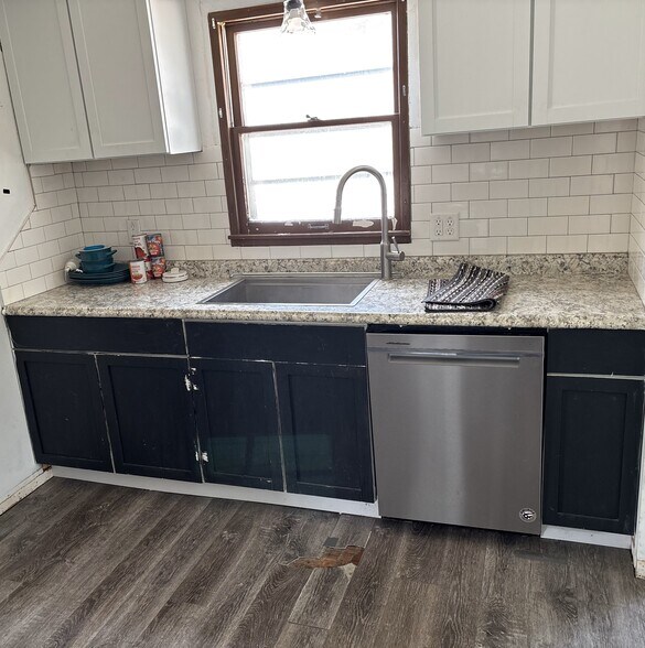 Primary Photo - 1006 W 10th St
