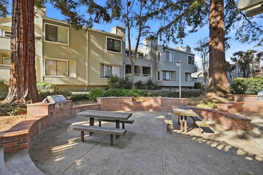 Common bbq area - 1661 Braddock Ct