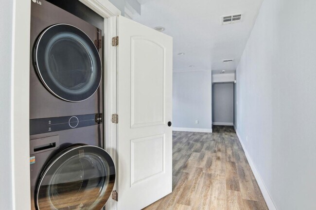 Building Photo - 608 E 29th St