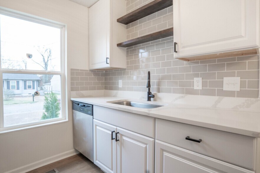 Building Photo - 1805 Meadow Cliff Dr