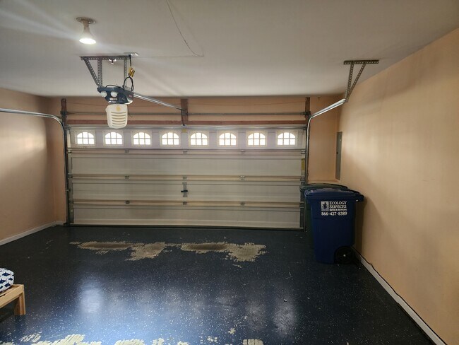 Garrage - 7013 Southmoor St