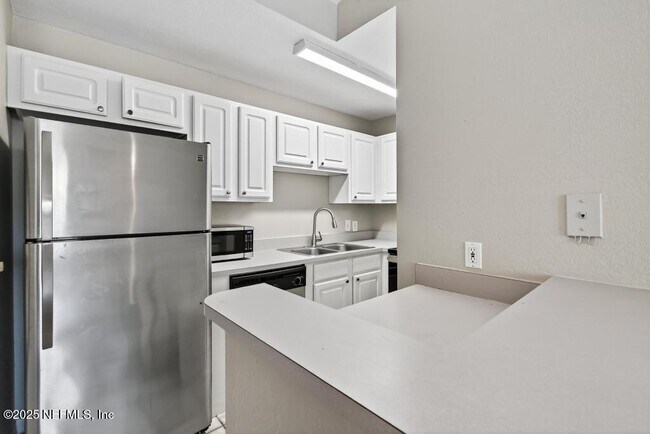 Building Photo - 13703 Richmond Park Dr N