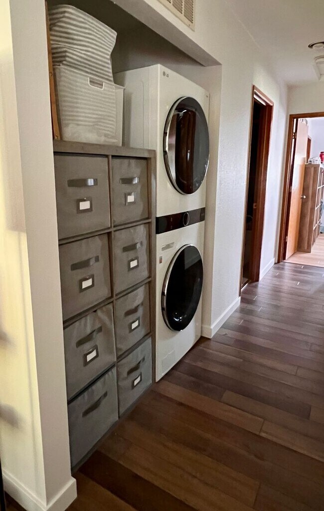 Building Photo - Quiet Downtown Kirkland Condo Available 8/6/26