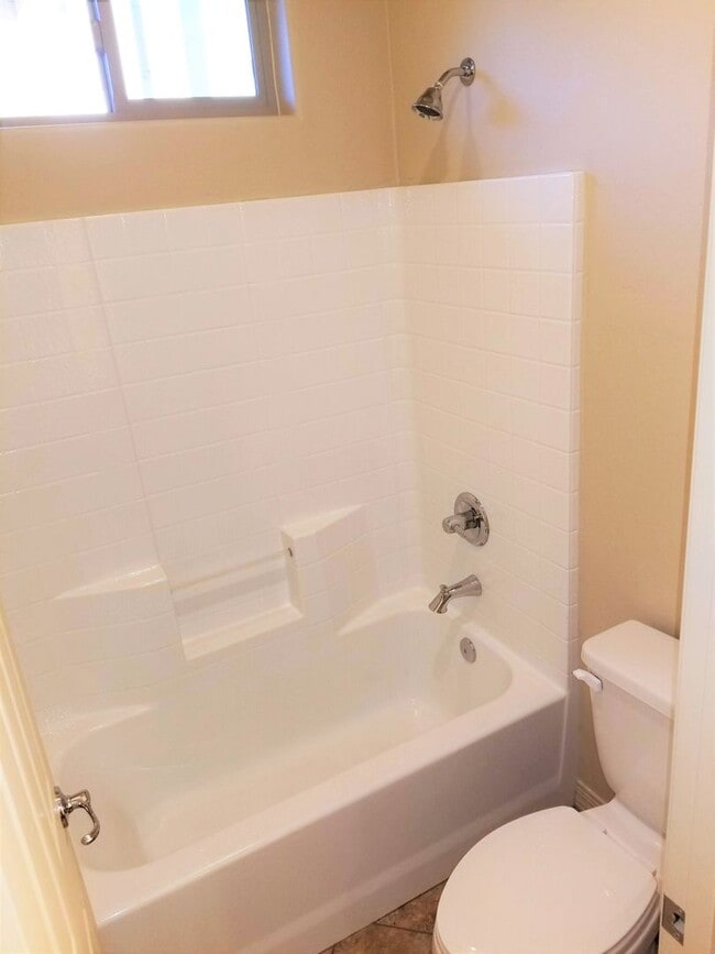 Building Photo - Beautiful, Pet Friendly, Multi-level, 2110 sqft, Luxury Townhouse w/A/C! 3 Bed, 2.5 Bath, + Loft ...