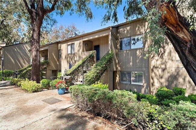Building Photo - Beautifully Upgraded Single-Level Condo on...