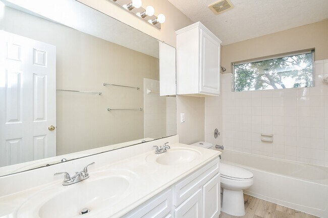 Building Photo - 215 Windrift Ct