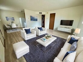 Building Photo - 2606 S Mountain View Dr