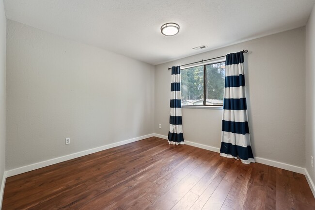 Building Photo - Home with private Long Lake community beac...