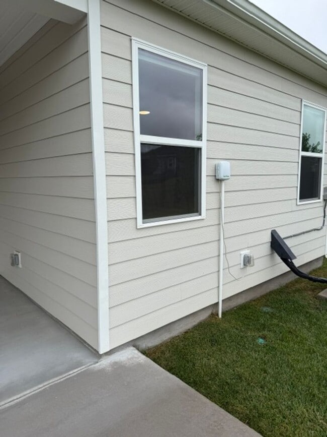 Building Photo - For Lease!! Available in June.  Experience comfortable, low-maintenance living in one of Gallatin...