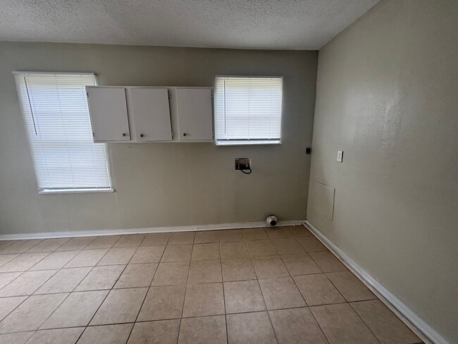 Building Photo - Lovely 4 Bedroom 2 Bath Home with Detached 2 Car Garage and Fully Fenced Huge Yard!!